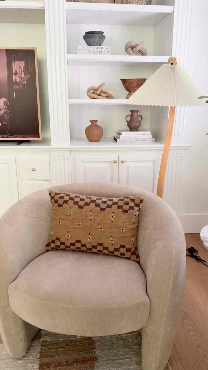 Cozy neautral accent chair with patterned pillow. #accentchair #patternedpillow #neautraldecor