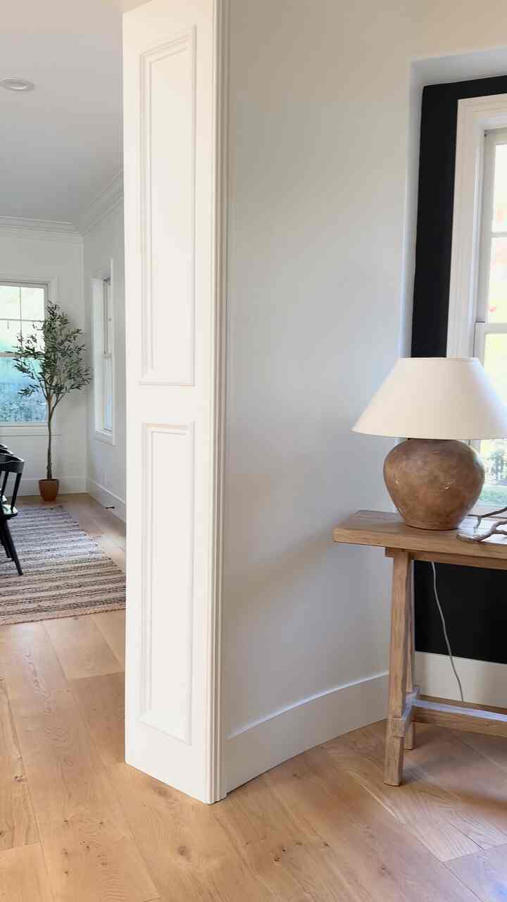 Entryway decor. Styling. #entryway #entrywaystyling #interiordecor #lampstyling