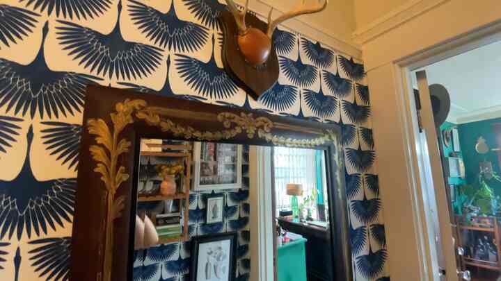 I loved this apartment so much— I poured so much into decorating this space, and I loved that my space felt like the inside of an #emerald jewel ❇️ #maximalist #livingroom #workfromhome #greeninterior