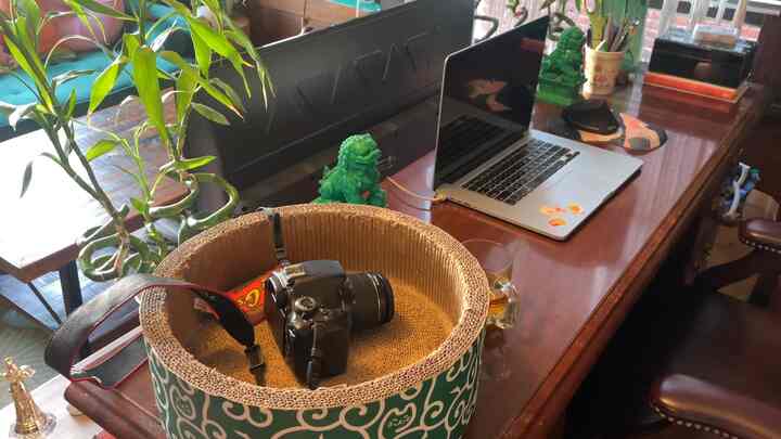 Ini adalah #homeoffice saya. Saya memajang barang-barang yang pernah saya kerjakan dan saya banggakan di dinding di sebelah saya sehingga terasa seperti ruang kerja yang sebenarnya! #greeninterior #apartmentinterior #maximalist #studioghibli