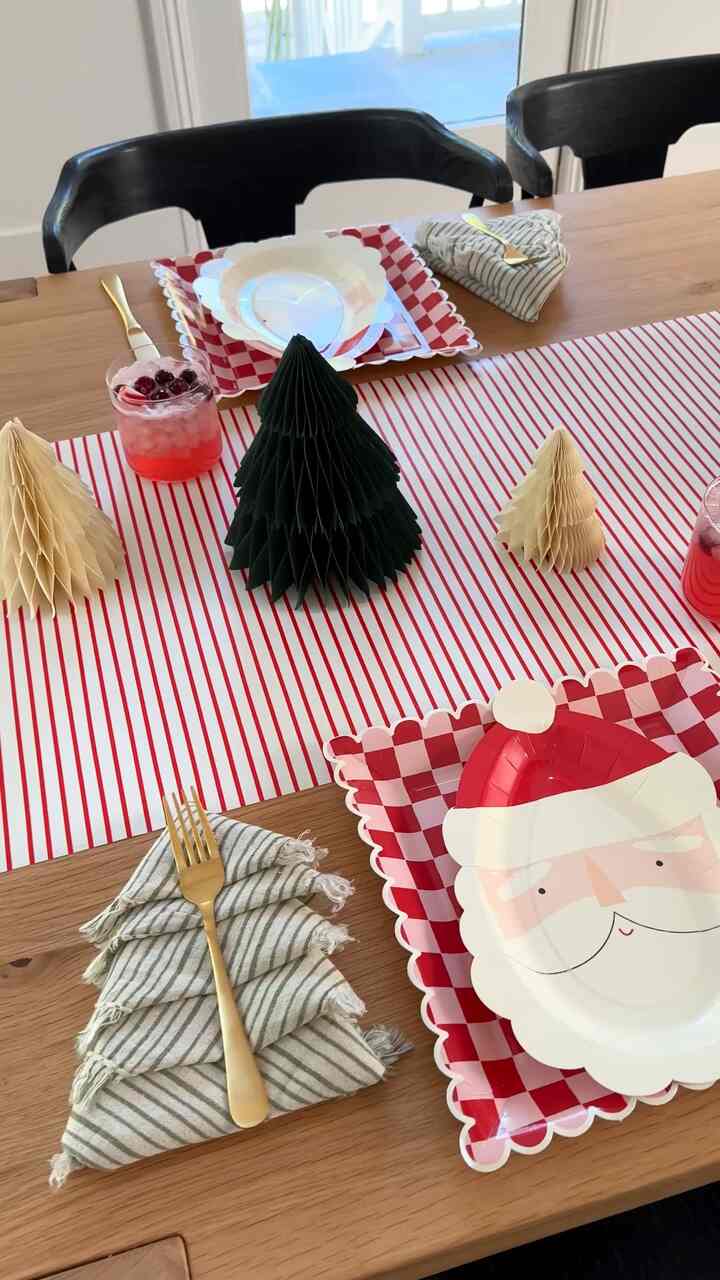 Cheitamas table setting idea! #treenapkins #christmasdecor #christmasideas #christmastablesetting