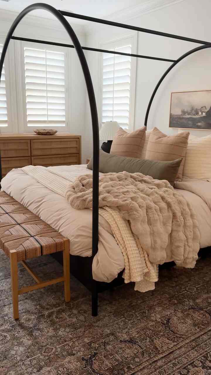Beddoom sryling video. Cozy blankets. #bedroominspo #bedroomdecor #cozyblankets #bedroomstyling