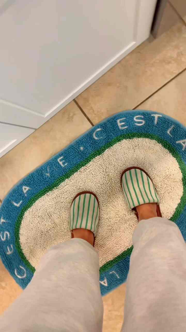 I added a pop of color to my kitchen with a vibrant mat🩵 
#kitcheninterior
#kitchenmat