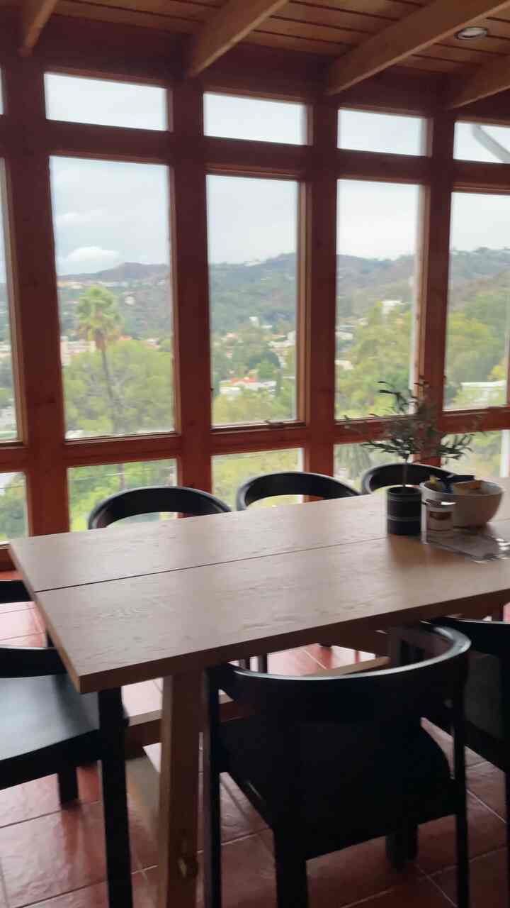 Ruang makan dan ruang tamu yang sempurna dengan pemandangan! #naturalwood #woodinterior