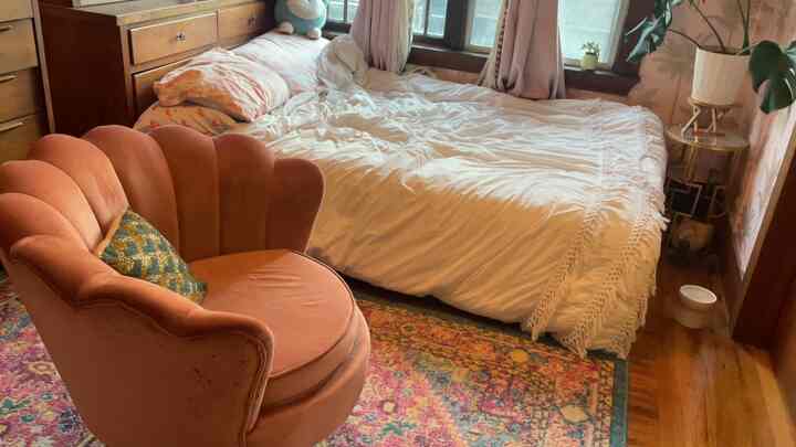 My #pinkwallpaper #bedroom was my calm retreat. I loved the #oldapartment’s wooden details— it added so much warmth and charm! #boho #maximalist