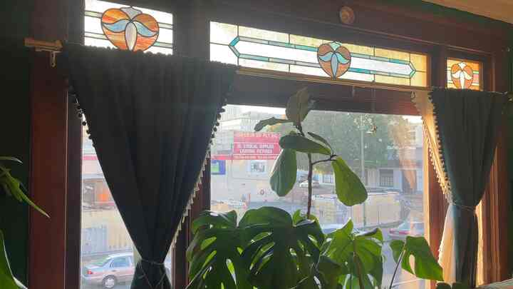 So grateful for this beautiful space that allowed me to decorate to my #maximalist heart’s content! #emeraldwalls #greeninterior #WoodInterior #greenwalls