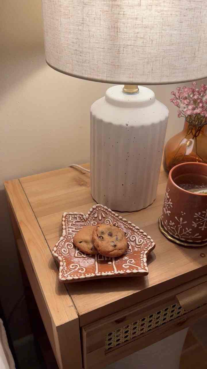 Telah menggunakan piring camilan dan cangkir roti jahe yang lucu ini sepanjang musim! ✨ #mug #ceramicmug #christmasdecor #traditionaldecor