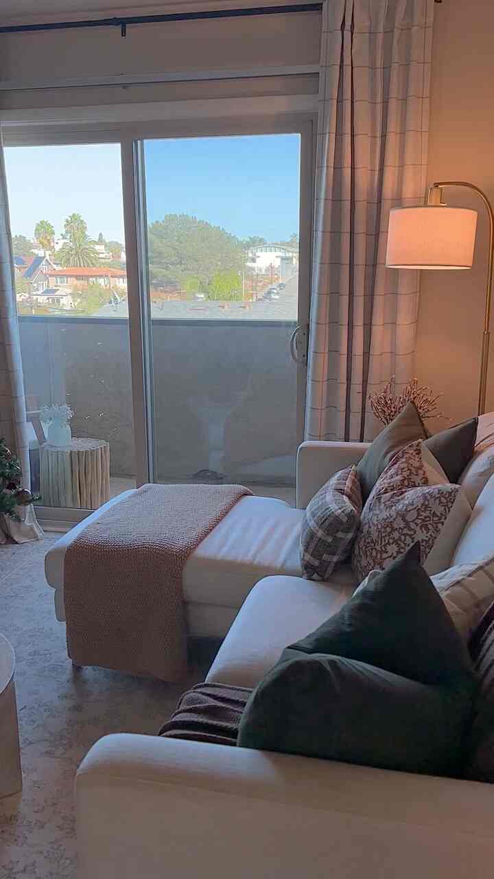 Traditional holiday decor! Love the cozy vibes in my living room #livingroom #traditionaldecor #cozy