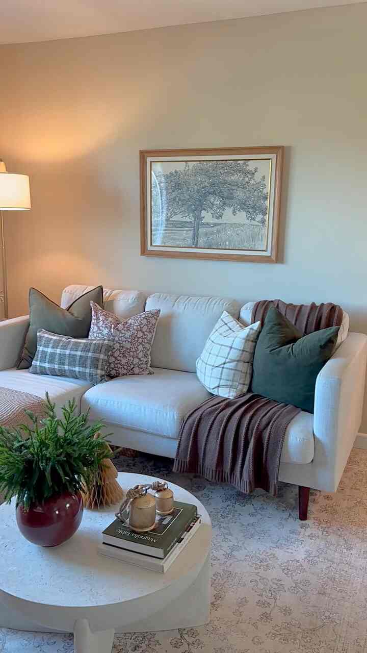 Cozy winter living room decor #traditionaldecor #cozyvibes #cozy #livingroom 
