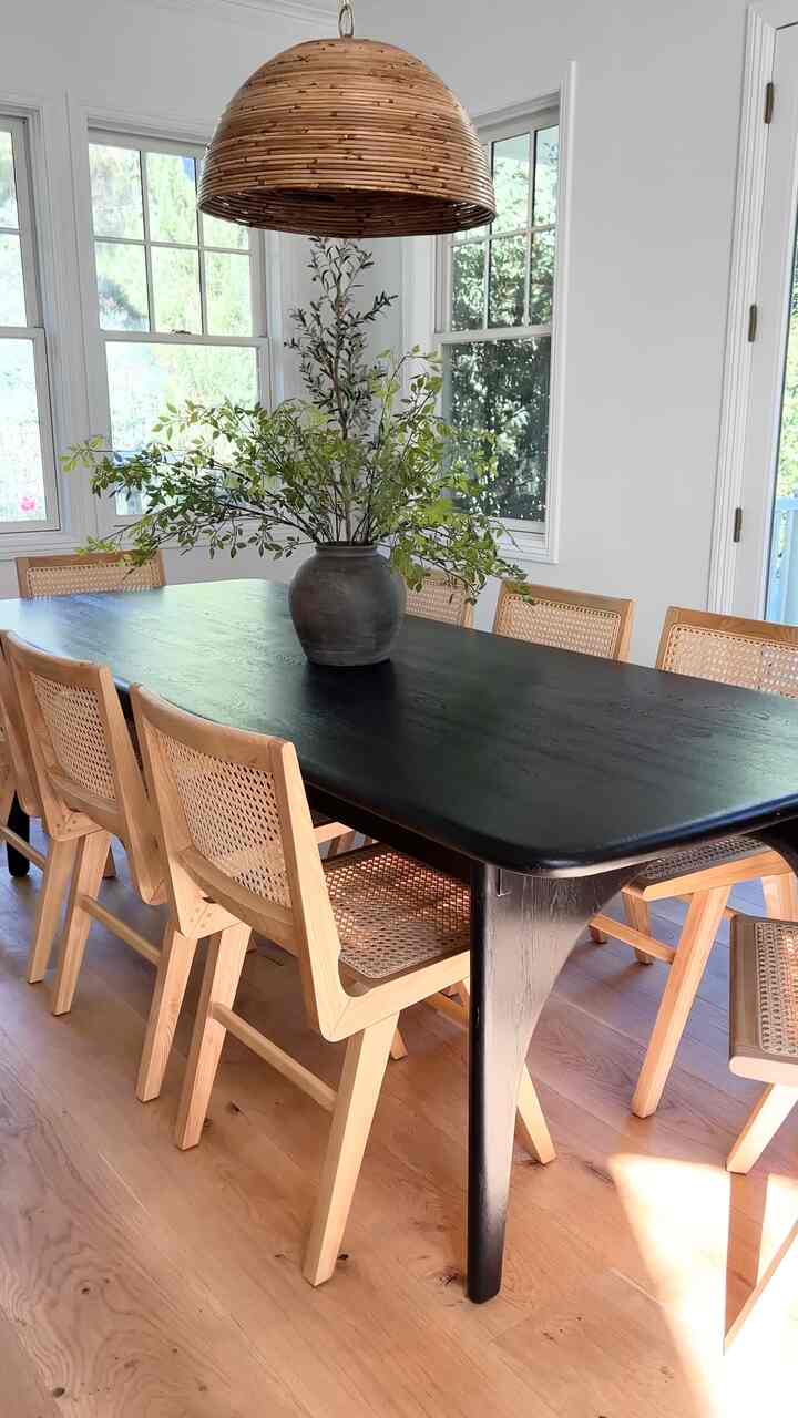 Modern dining room design. #moderndiningroom #moderninterior #interiorstyling