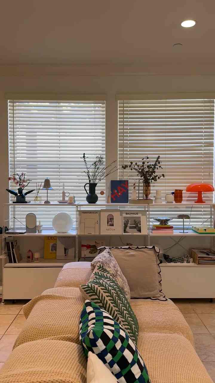 Saya menata sofa modular dalam satu garis panjang untuk menciptakan tampilan baru.🛋️
#moderninterior #modernlivingroom
