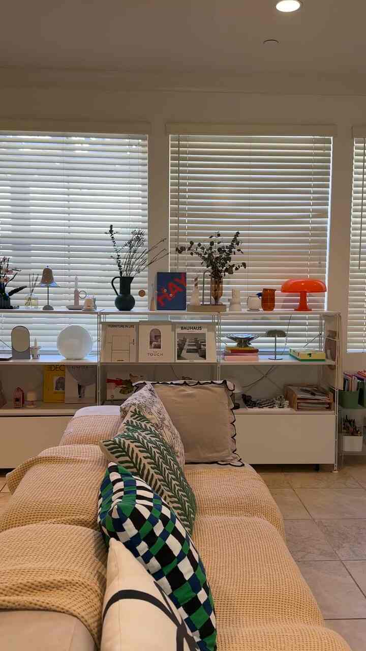 Spring cleaning in progress🌼

#spring #springinterior #springlivingroom #livingroom #MidCenturyModern #livingroomshelf