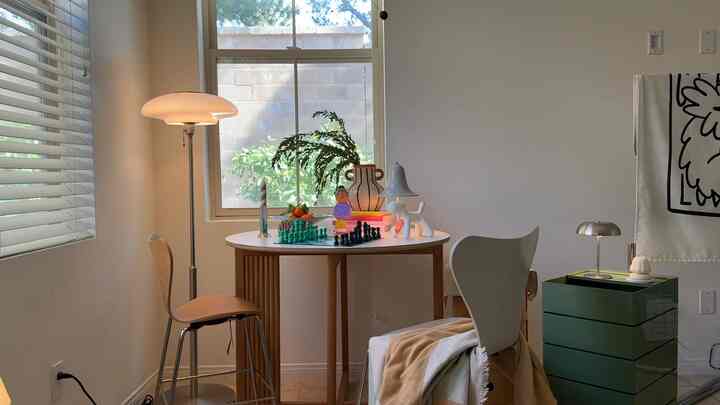 #Spring リビングルームの装飾🌼

#ミッドセンチュリー #MidCenturyModern #minimal #minimalist #minimalinterior #sevenchair #fritzhansen #zarahome #tablelamp #portablelamp