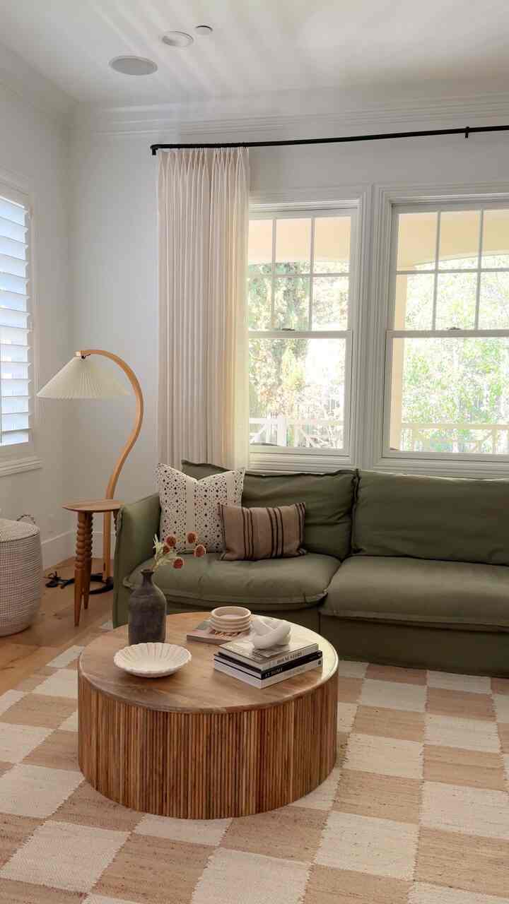 Tirai baru di ruang tamu kami. #modernlivingroom #livingroomdesign #updatedtraditional