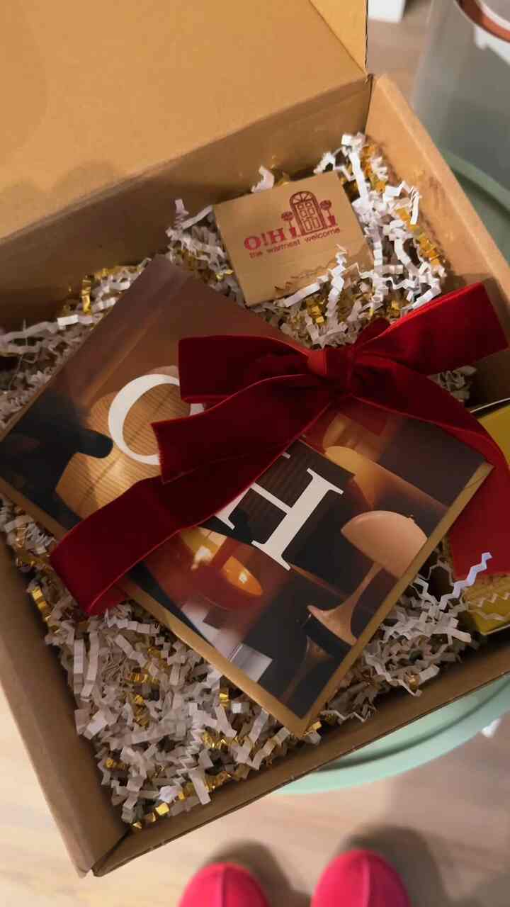 The perfect unboxing and candle to set the vibe in my living room! Thanks O!House #livingroom #moodlighting #livingroom #gifted