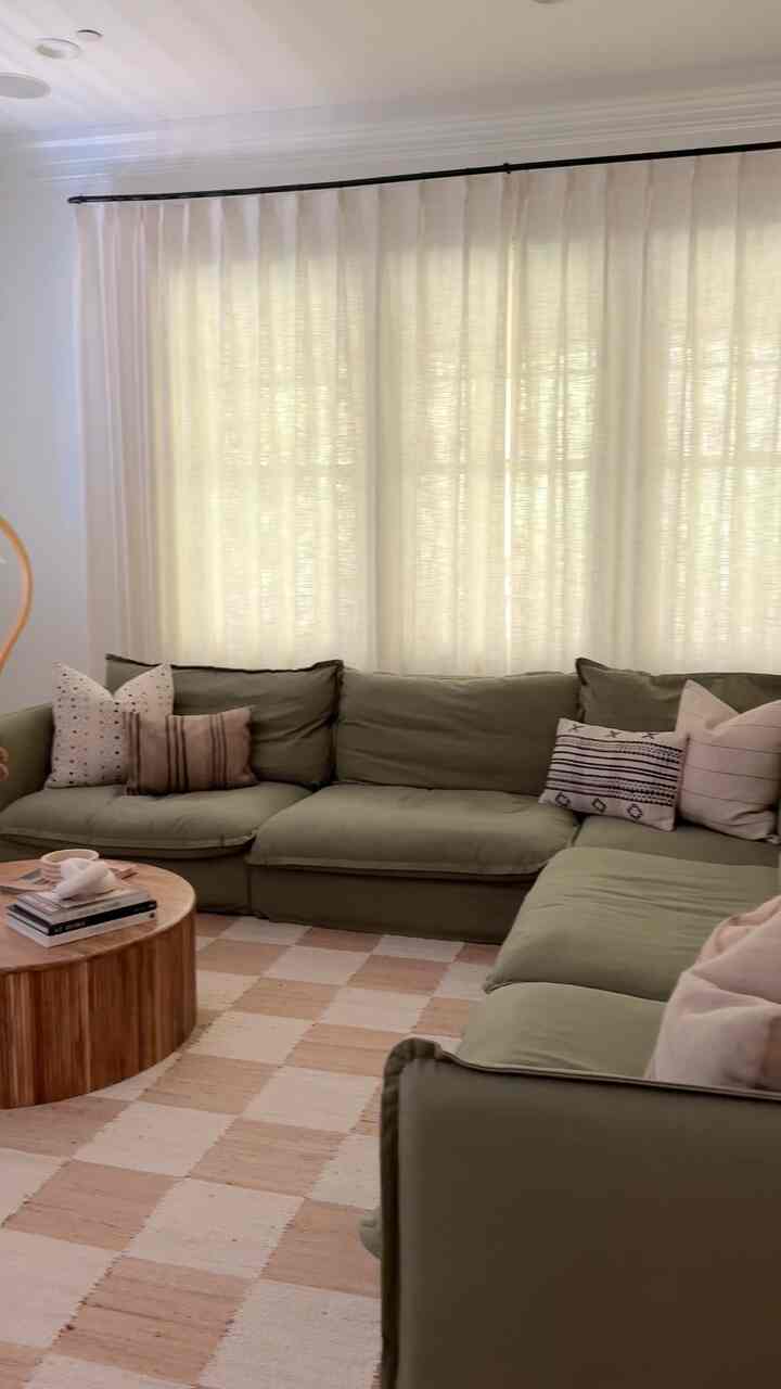 Cozy, transitional living room design.  #livingroomdesign #livingroomvideo #livingroomcurtains