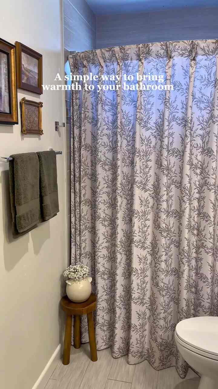 Adding a lamp to the bathroom instantly adds warmth and coziness! #bathroomdecor #lamp