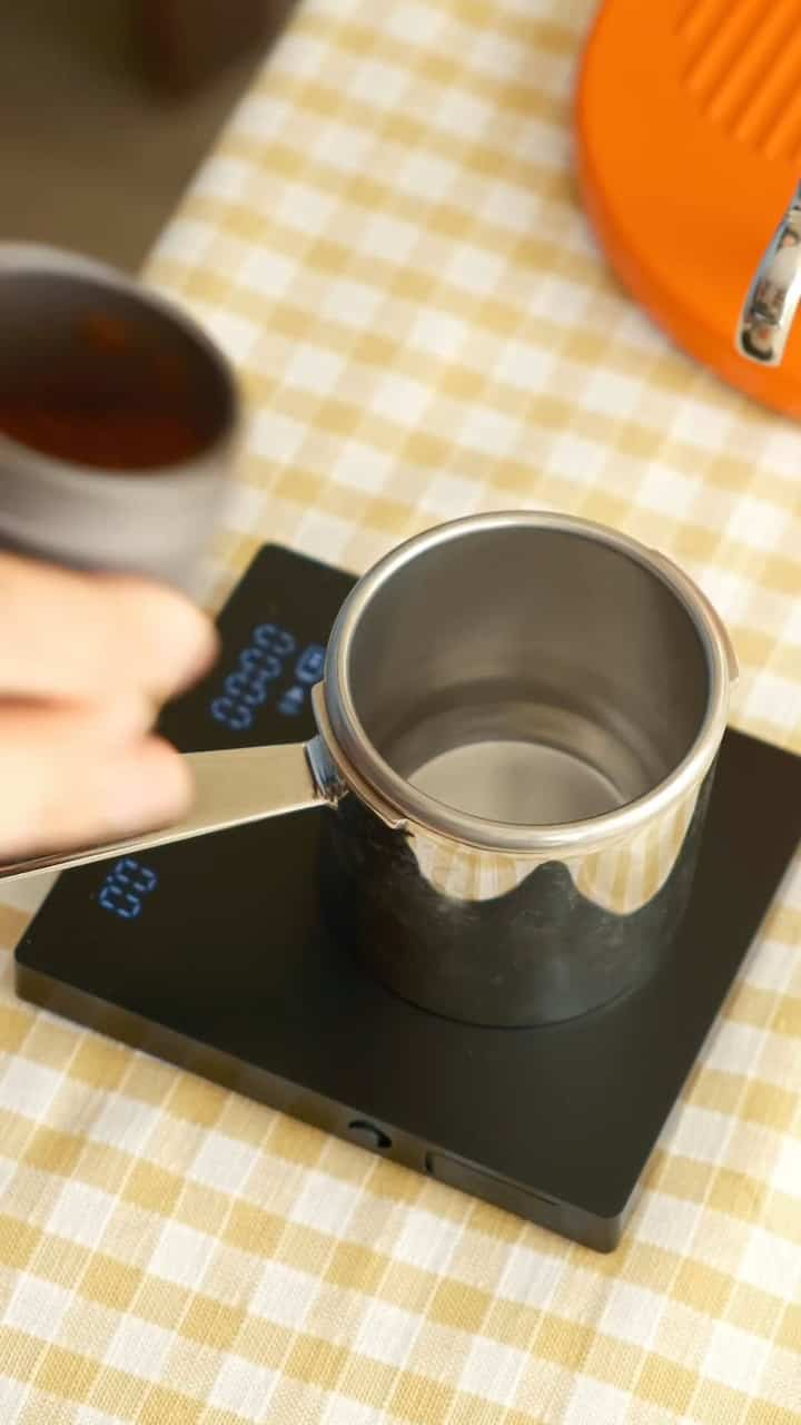 Rutinitas kopi pagi bersama robot saya

#waktunyangopi #coffeeroutine #coffeemachine #summerdecor #summervibes