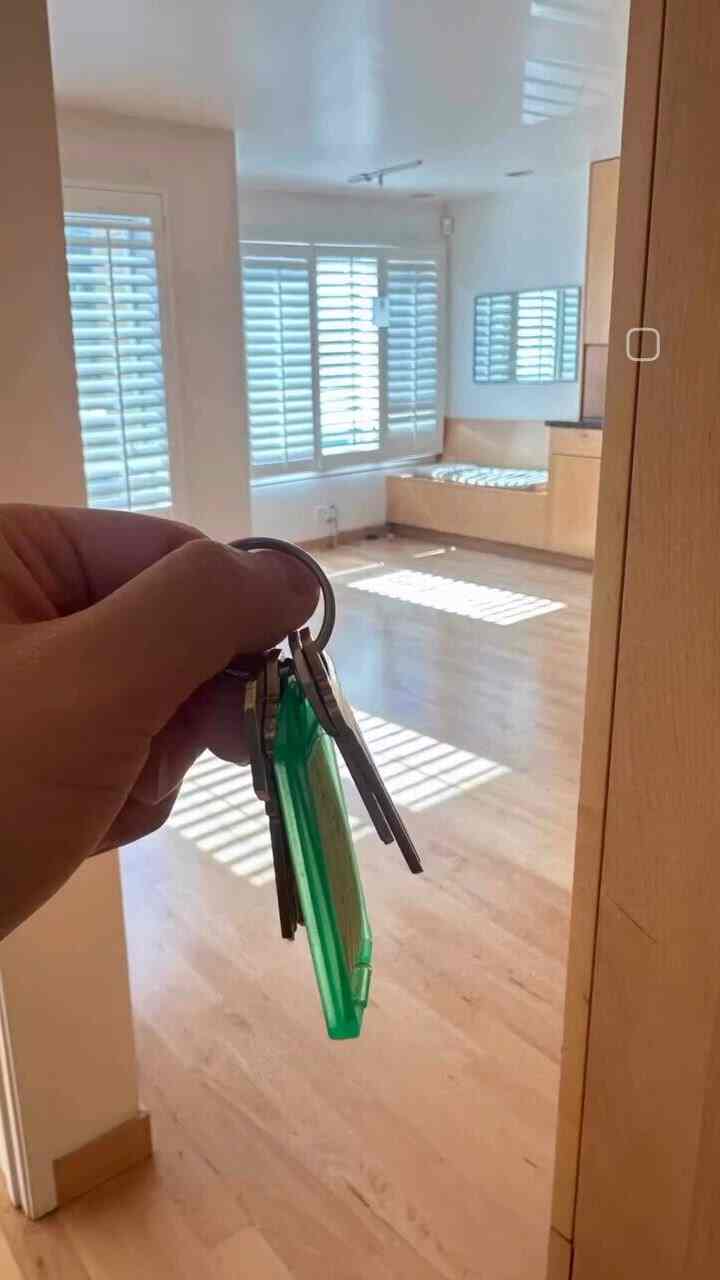 How it started and how it looks now ☝️
Moving into a new space is exciting, some furnitures fit some don’t, and that is exactly an opportunity to get some items replaced. ✌️
Maybe it is just an excuse to buy more new items to fit new place aesthetically as well as functionally 🤍
#summerinterior #newhome #apartmentlivingroom #newapartmentdecor #breakfastnook 