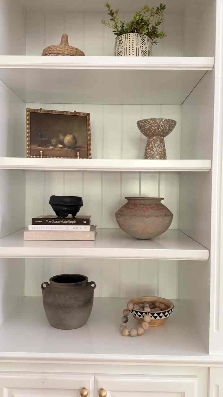 Vintage pots add intrest. #homedecor #vintagepots #homedecor #livingroomdecor