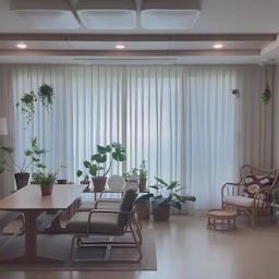 오늘의집에 올리는 저희 집 첫 영상이네요🧡
첫 영상은 가족과 가장 많은 시간을 보내는 거실 입니다!
티비 없는 거실 서재화를 꿈꿔서 북카페 느낌으로 꾸몄어요:)
식물을 좋아해서 점점 늘어나다보니 정글이 되어가네요🤣
다음엔 주방 영상을 찍어볼게요🧡
