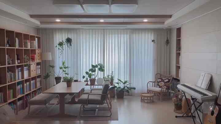 This is the first video of our house that I'm uploading to Today's House🧡
The first video is the living room where I spend the most time with my family!
I dreamed of a living room study without a TV, so I decorated it with a book cafe feel:)

I like plants, so they're growing more and more, and it's turning into a jungle🤣

Next time, I'll film a video of the kitchen🧡