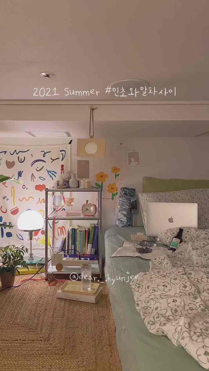 ナチュラルカラーの夏スタイリングが施されたロフト、マットレスや掛け布団カバー、本棚などが配置された居心地の良い空間