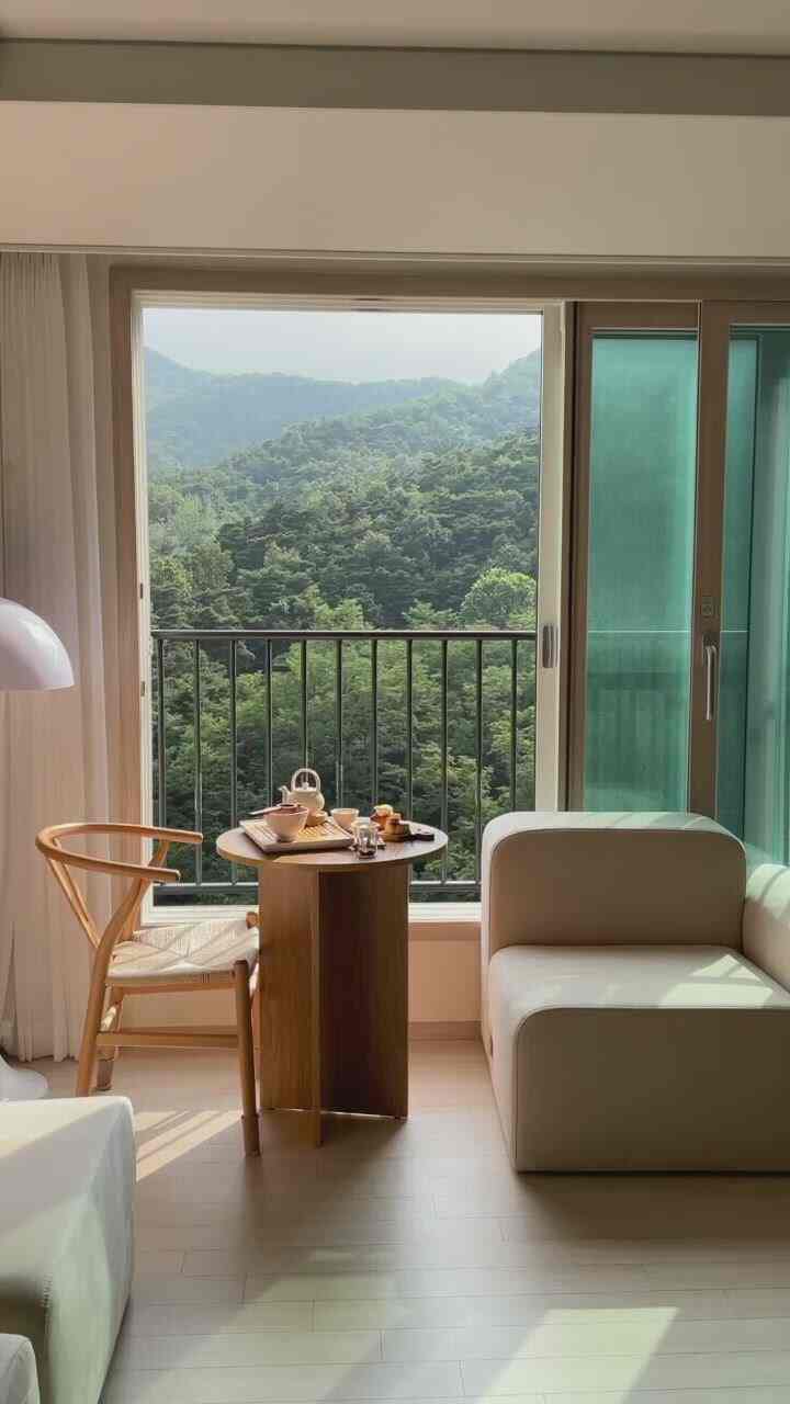 Living room & small room & master bedroom & master bedroom veranda space🤎

This is a home with a lot of home cafe space with wood and beige tone interior🤍