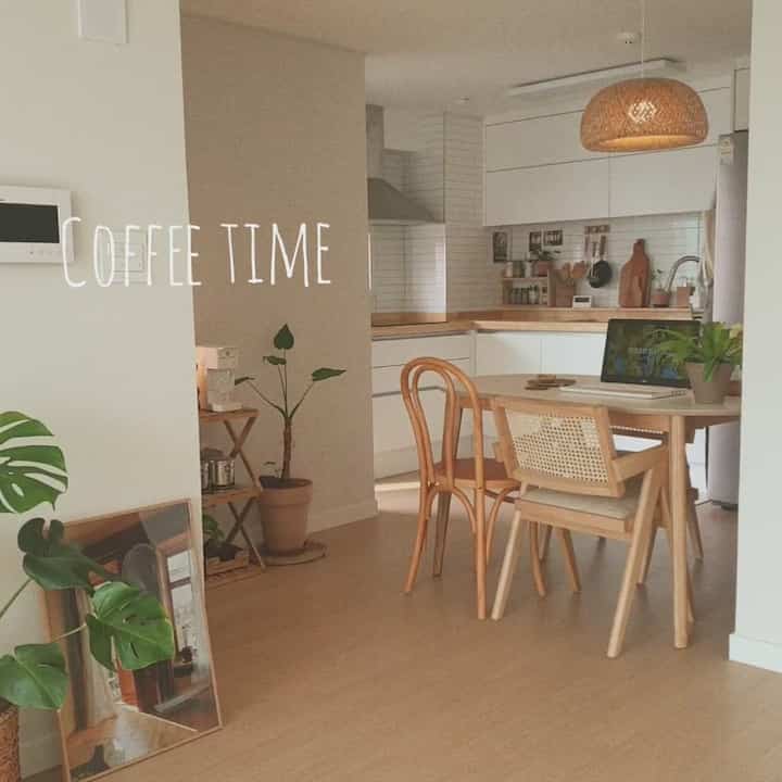 原木天板のキッチンです。
平日午後、キッチンでコーヒータイムを持つのが一日中最も癒される時間です。