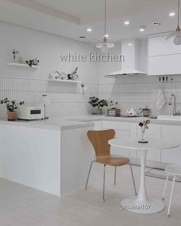 The existing 6-person dining table was placed in the living room, and a round table was placed in the kitchen to increase space utilization~🥰
I also changed the props on the shelves to white, and the overall white kitchen looks brighter, which makes me feel good😊