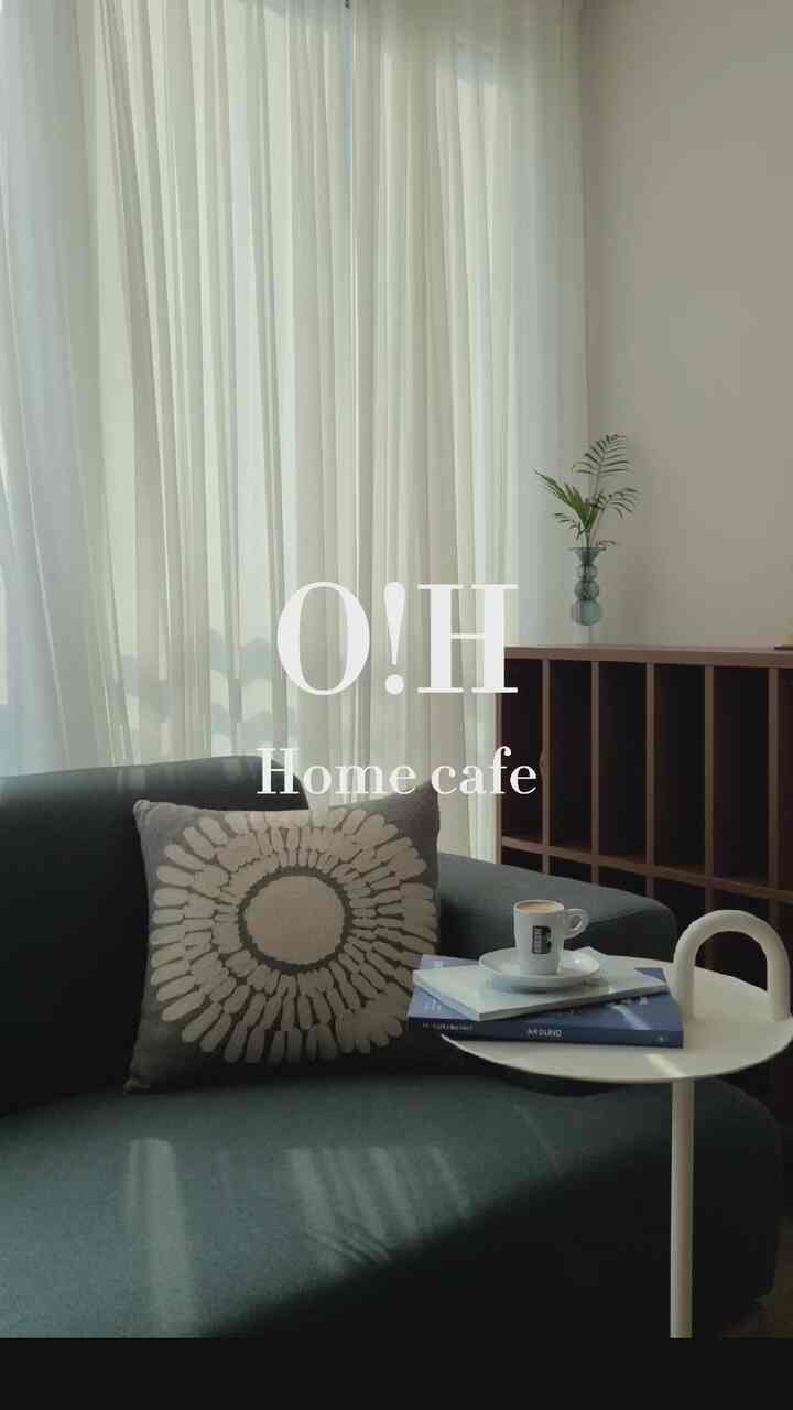 リビングで雰囲気充満＆感性満載のiMacで作業すればいいと思います。風が涼しい秋が鼻の前まで近づいてきたことが感じられます。サランはカーテンの間で秋の日差しを感じながら作業したいです♡