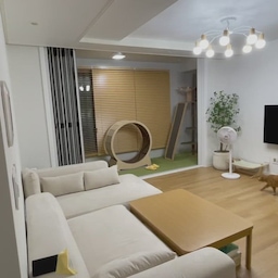 요즘에 유행하지 않는 등을 달았지만
전체적인 우드 화이트에 딱 알맞은 따뜻한 분위기가 느껴지는 거실입니다 😆 
저희 모두 좋아하는 공간이에요
함께 살아가는 냥님을 위해 맞춘 인테리어💚