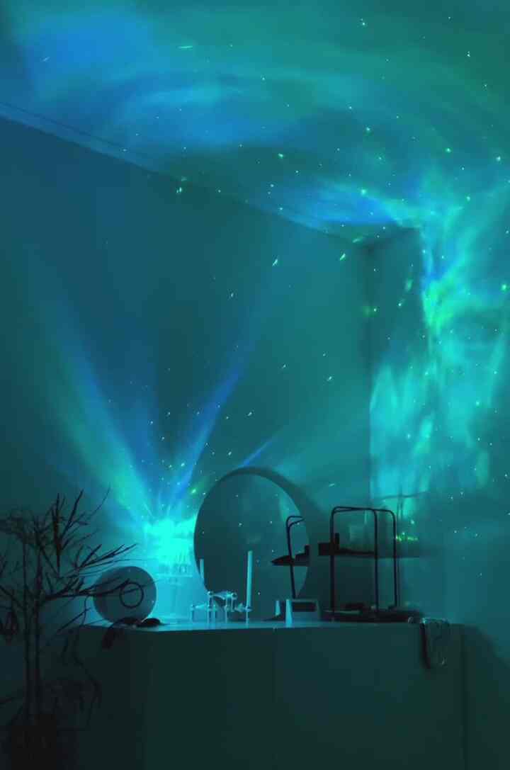 A combination of Aurora mood light + crystal💎lamp..✨
Aurora has come into my dressing table
It seems like the room has become an exhibition hall in an instant🌠
The Aurora mood light is pretty, but because of the crystal, the light is refracted and it looks like stars are falling..!