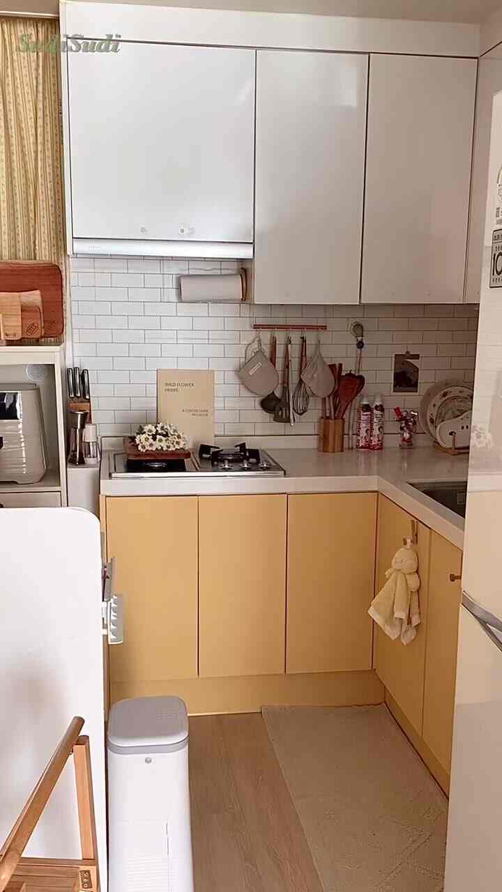 Saya menyelesaikan dapur hangat berwarna mentega yang sangat ingin saya coba🧈✨
Kalau kamu perhatikan lebih dekat, kamu bisa melihat gelembung-gelembungnya, tapi warnanya sangat cantik sehingga aku sangat menyukainya💛 Aku membuat tirai dari kain berwarna mentega dan menggantungnya, dan bahkan lampu pun dipasang pada tempatnya.
Dapur kecil hangat yang saya impikan telah selesai🥞