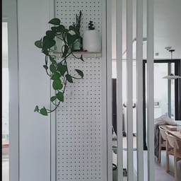 가벽을 세웠어요. 같은 사이즈로 했는데, 왼쪽방문 위쪽 턱을 생각못하고... 주문하는 바람에.... 싼가격도 아니고 반품도 안돼는 제작제품이라...
나무조각껴서... 쓰고있어요 ㅋㅋㅋㅋ