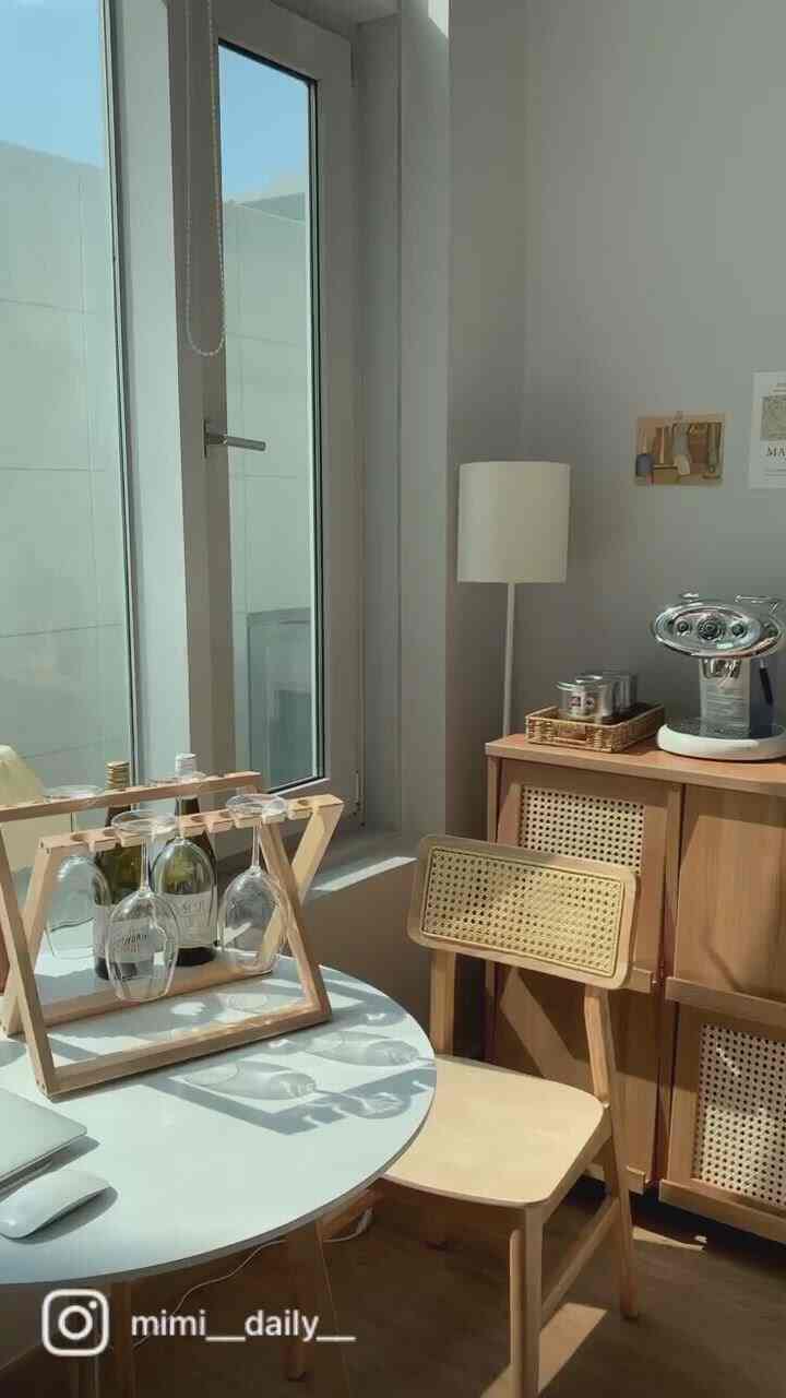 Rumahku mendapat banyak sinar matahari :) ☀️
Kopi pagi di dekat jendela di pagi hari ☕️
Segelas anggur di malam hari 🍷