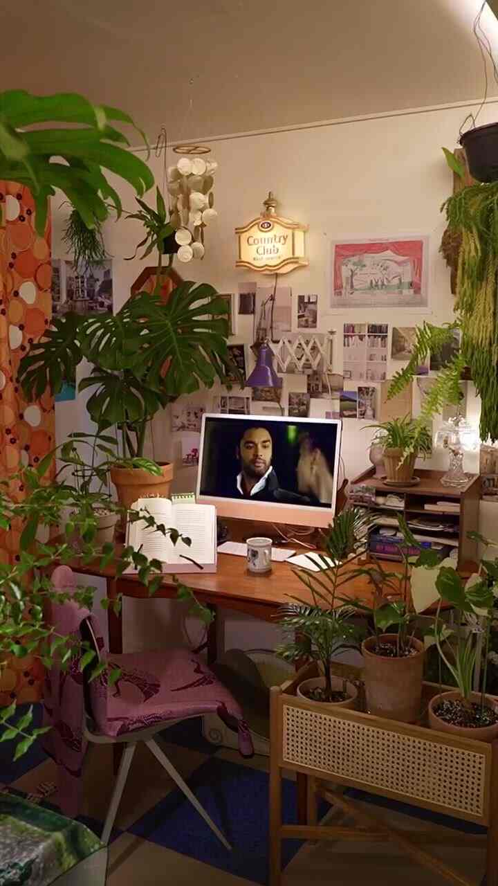 Hari pertama bulan November, di ruang studio.