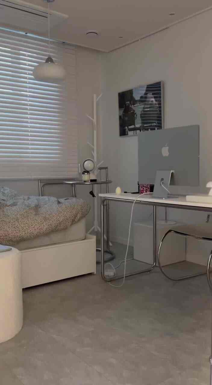 白とベージュのトーンの一人暮らし用寝室兼ホームオフィス、シンプルモダンな雰囲気のあるインテリア