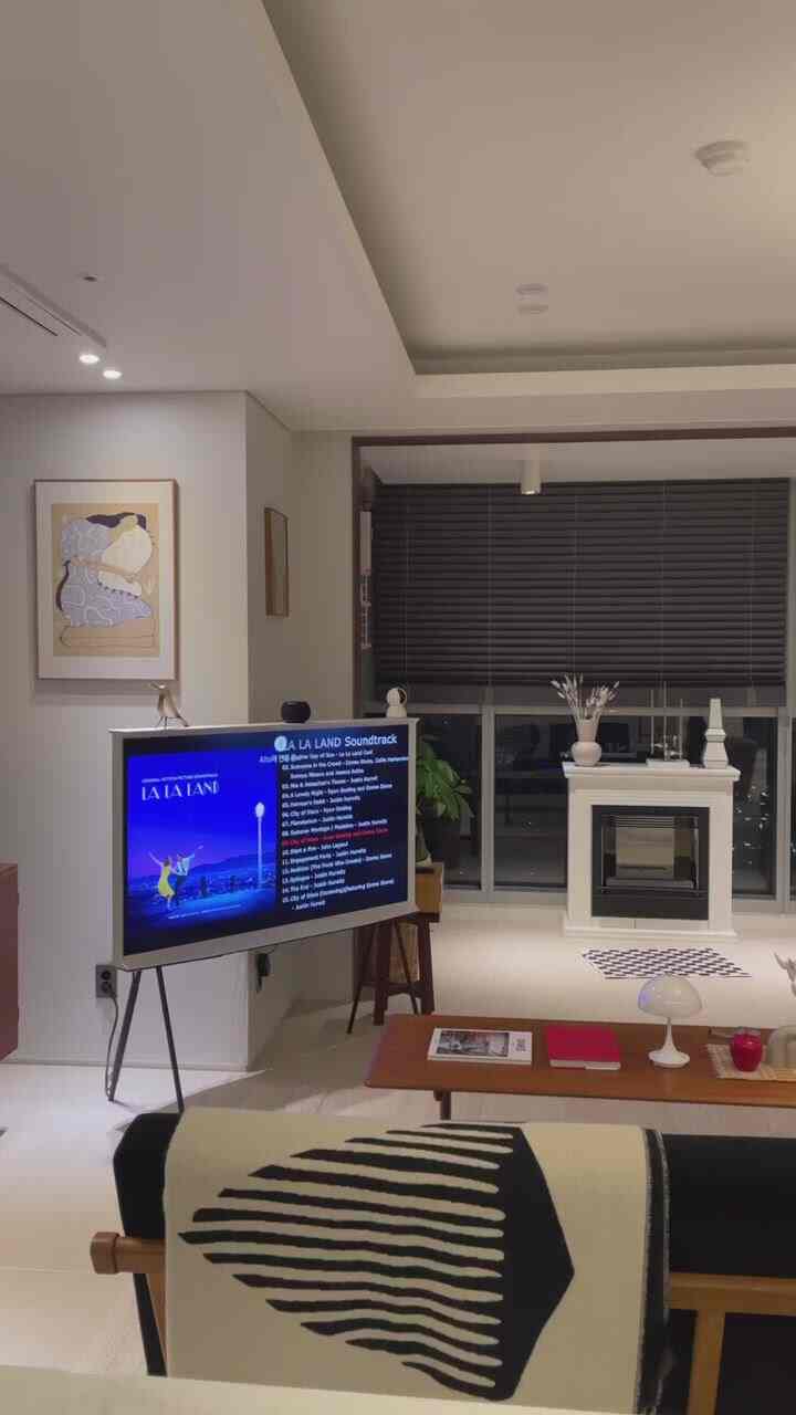 寒い冬になり、窓際にあった食卓を内側に移すことから始まった家具配置作業が
仕事が大きくなって全く新しい構造で配置してみました。
エタノール暖炉を窓辺に送り、サイドボードを壁にして食卓空間をもう少し居心地の良いようにしました。
ほぼ5時間かけてこんな風にしてみた。