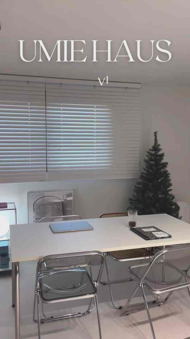 Umie's Home styling ✌🏻
@umie.haus

Still wondering what to place, what to hang as a pendant
The four chairs are all different, what to buy
How to decorate the wall above the piano
How much less is better I can live
This is my home cafe that I'm looking forward to 🙃😉

(I should organize the tree that I couldn't organize because I was sad about Christmas 😘🌲🎄)