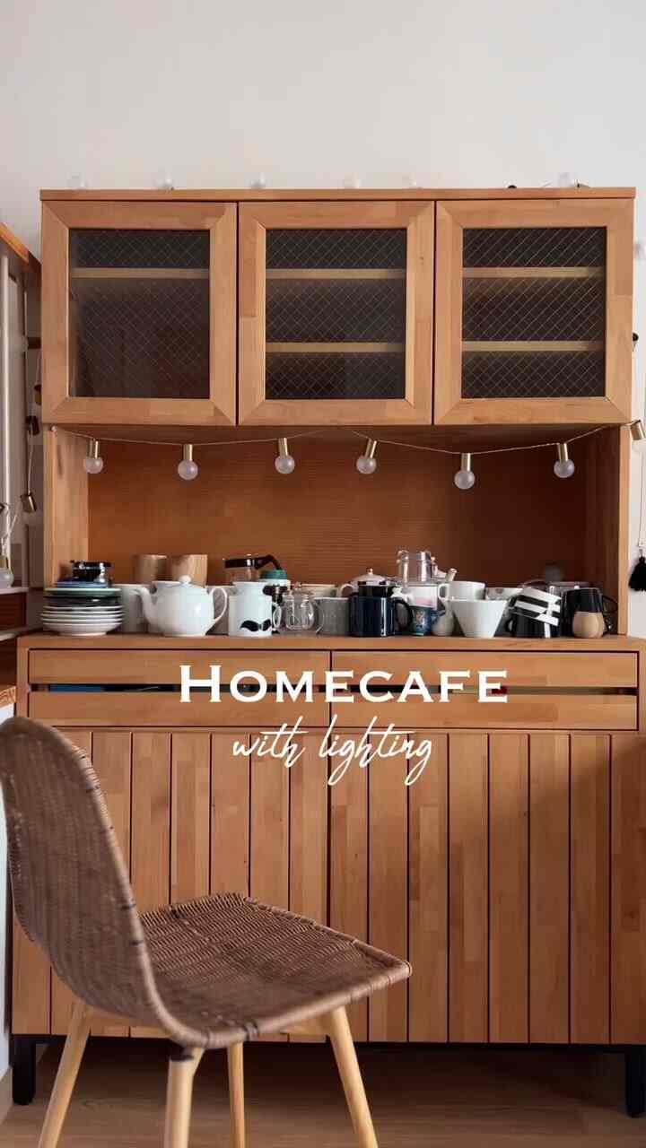 Ini adalah kafe rumahan yang diselesaikan dengan memindahkan koki, yang telah berada di tempat yang sama selama 5 tahun setelah pindah, ke ruang tamu. Kami menata ulang cangkir teh agar sesuai dengan warnanya dan memasang mesin kopi dan speaker Bluetooth. Terakhir, ini adalah kafe rumahan yang dilengkapi dengan pencahayaan. Di malam hari, berkat pencahayaan, suasana kafe rumahan yang manis tercipta. 
Saya membuat video mengikuti irama musik😊

www.instagram.com/sunshine.hometerior 
#Hwayangyeonhwa sinar matahari