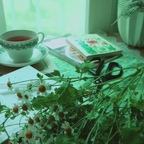 Since 2020 알콤카페☕
좋아하는 꽃 마트리카리아
그리고 빈티지 웨지우드 컵 앤 소서에
웨지우드 퓨어다즐링 티백으로
차한잔의 여유