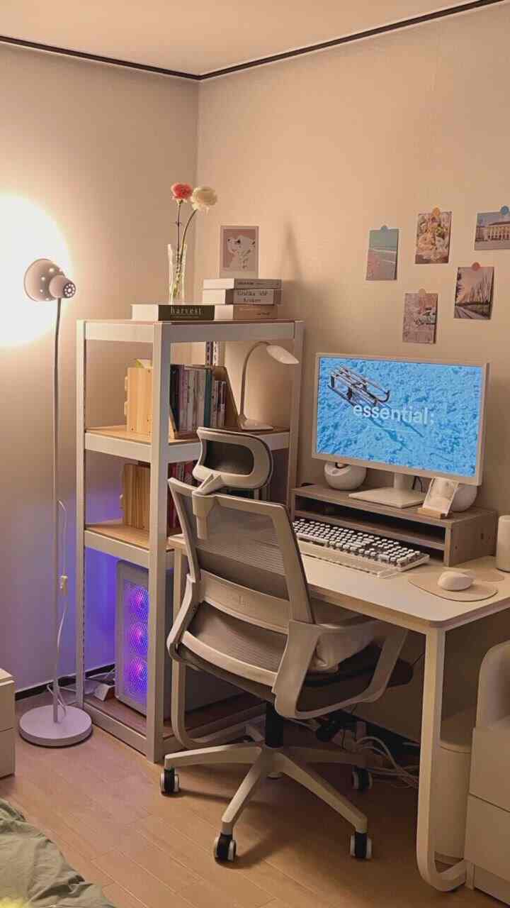 Menurutku kamarku lebih cantik di malam hari dibandingkan siang hari, jadi aku perkenalkan foto dan video yang diambil di malam hari :)