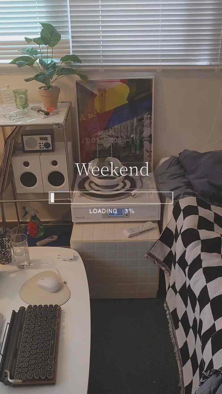 白黒トーンのワンルームリビング、ヴィンテージ音楽機器とおうちカフェのアイテムが配置された雰囲気のある一人暮らし空間