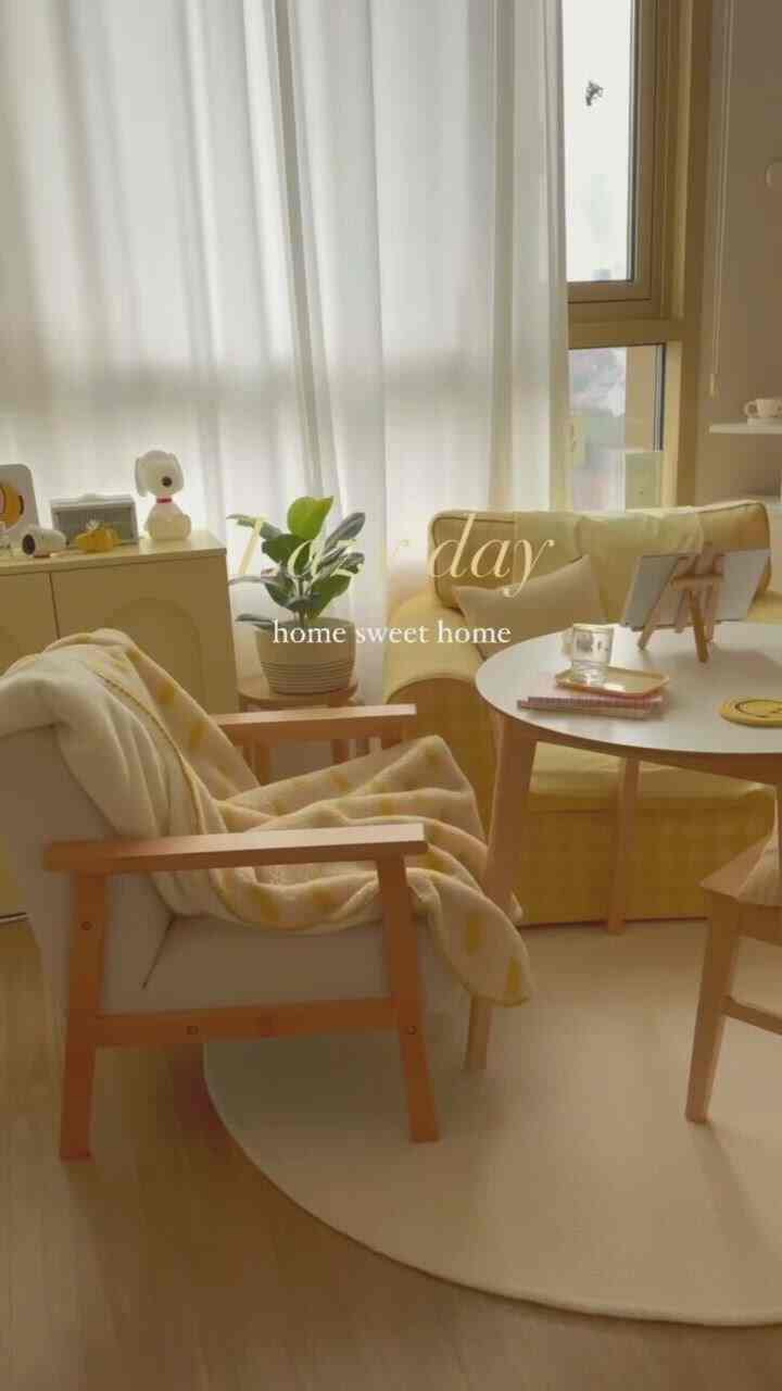 Warm yellow pastel interior like spring💛