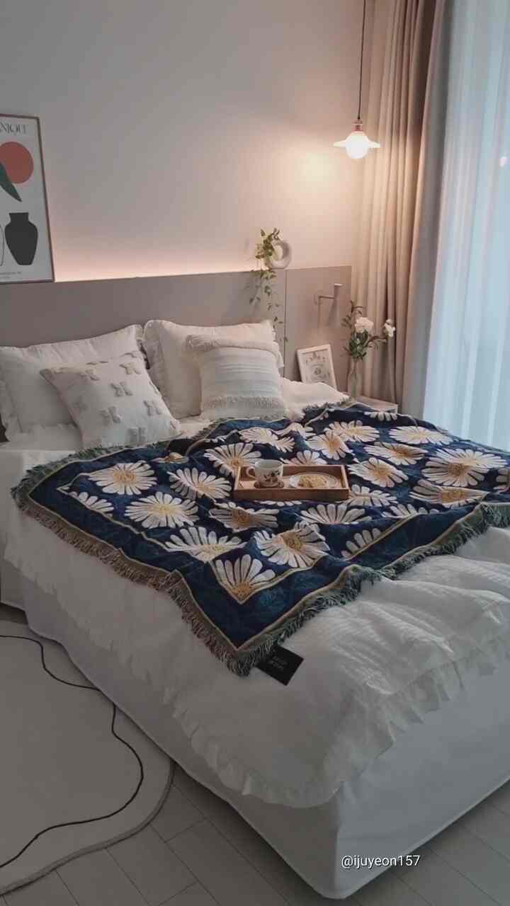 Goodbye winter bedding~ I changed to bright spring bedding and added a flower print blanket with a bright pattern, it feels lovely~🥰
It's cloudy so I turned on the bed light and I'm eating Americano and my favorite snack, Ace, in the bedroom, it's comfortable and nice💕 Insta @ijuyeon157