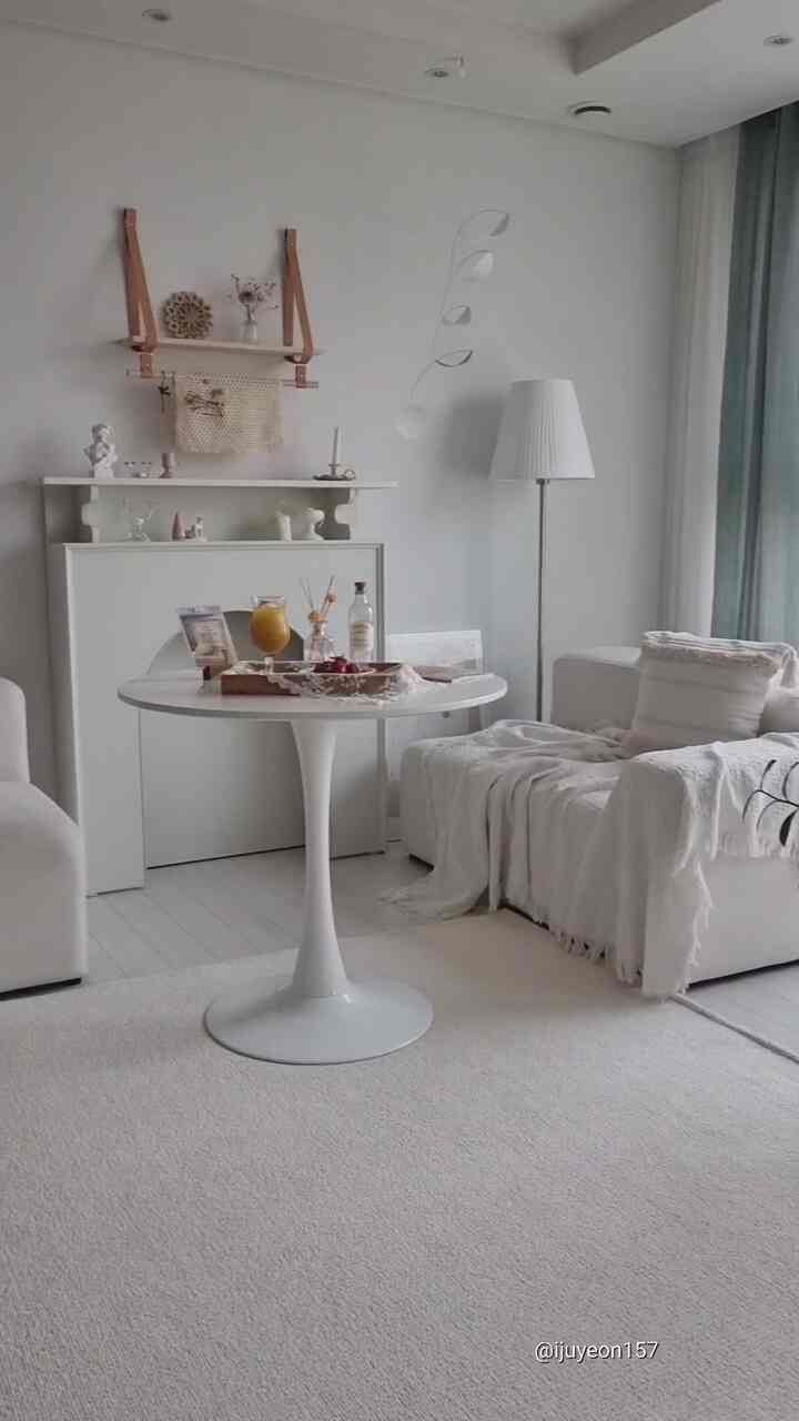 I was feeling down in the hazy afternoon, so I moved the living room sofa and washed and changed the curtains, cushion covers, and blankets. It felt good and my mood changed😊