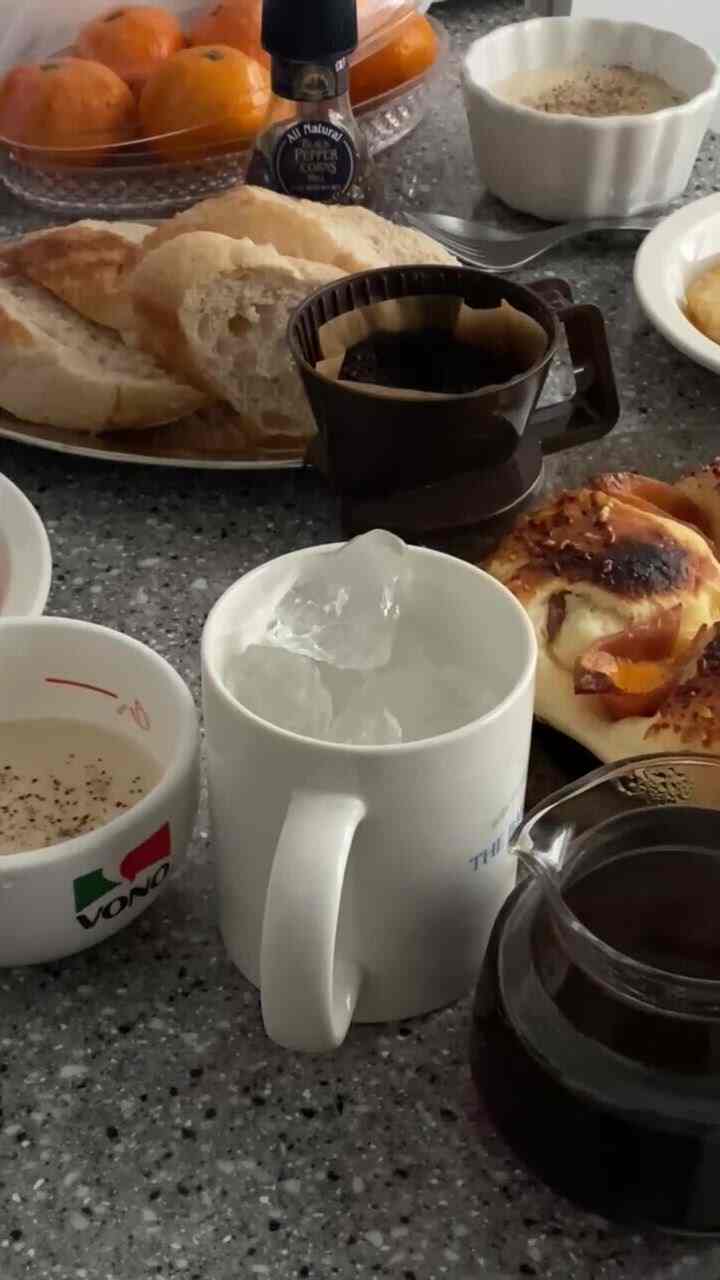 ほとんどの日曜日の朝には前日の夕方にあらかじめ買っておいたパンで朝を始めましょう！
十分に寝てゆっくり立ち上がり、コーヒーを降りて簡単な朝
食べる時間が大好きです。 🫶🏻