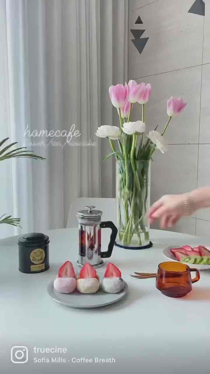 Jika Anda menambahkan stroberi ke mochi, itu menjadi mochi stroberi!
Entah kenapa, aku merasa harus makan kue beras dengan teh.

Saya merasa sedih ketika stroberi hilang saat musim stroberi.
Saya pikir itu akan sering ada di meja makan kita untuk sementara waktu. 

Kombinasi bunga, waktu minum teh, dan stroberi adalah 💛.

