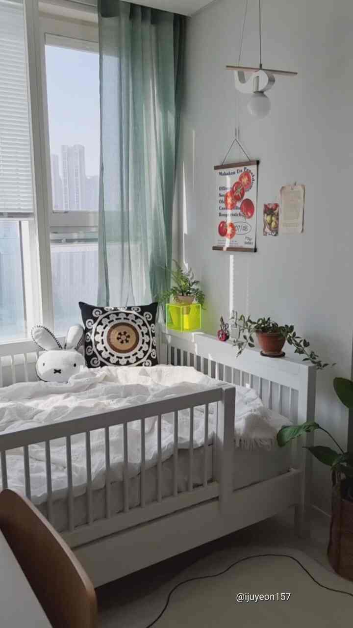 Pembersihan musim semi di kamar anak~
 Saya melepas tirai anti tembus pandang yang menutupi jendela sepanjang musim dingin dan menggantinya dengan tirai tipis dan perlengkapan tempat tidur😊 Saya memasang poster lucu dan menempatkan tanaman, dan anak saya berkata dia menyukainya~

Instagram @ijuyeon157 